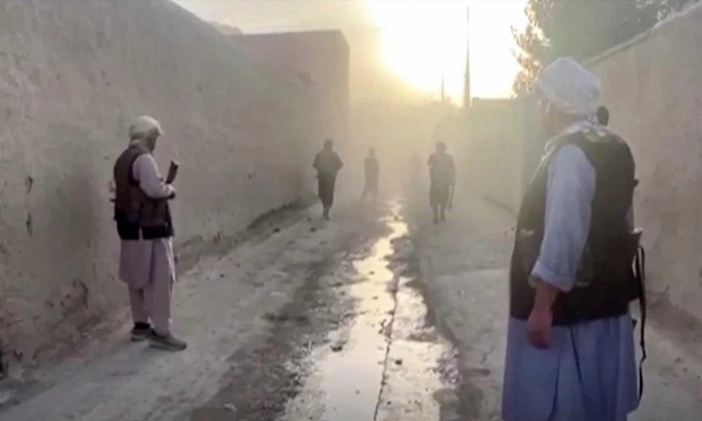 Εισβολείς αλλά και γελοίοι....Ταλιμπάν κάνουν κούνιες σε παιδική χαρά